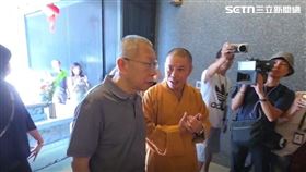 柯文哲到桃園蘆竹「宏願大千世界」祭拜父親牌位。（圖／翻攝畫面）