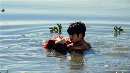 男星全裸趴地　僅膚色膠帶包裹路人全圍觀