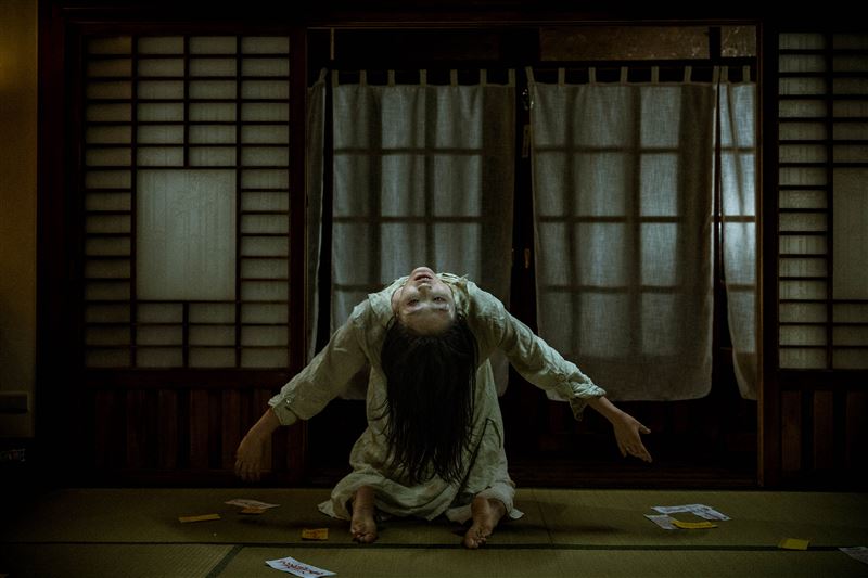 蔡思韵癲狂下腰90度撐5分鐘不靠替身，如「大法師」驚悚再現。（圖／天予電影提供）