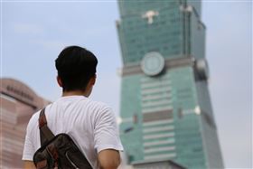 網路瘋傳影片驚見奧斯卡紀錄片《赤手登峰》主角 Alex Honnold 疑似挑戰台北101 外牆攀爬，身影現身高樓平台休息，引發熱議。台北101 回應已啟動全面安全審查，細節將再行公布。（示意圖／PIXABAY）