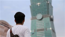 網路瘋傳影片驚見奧斯卡紀錄片《赤手登峰》主角 Alex Honnold 疑似挑戰台北101 外牆攀爬，身影現身高樓平台休息，引發熱議。台北101 回應已啟動全面安全審查，細節將再行公布。（示意圖／PIXABAY）