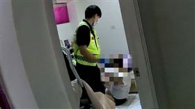 屋內傳男呻吟喊救命⋯台中獨居阿北中風倒家中！暖警急撬開大門救人