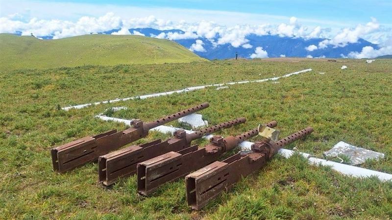 遺落深山80年！美軍機墜毀機槍被運下山