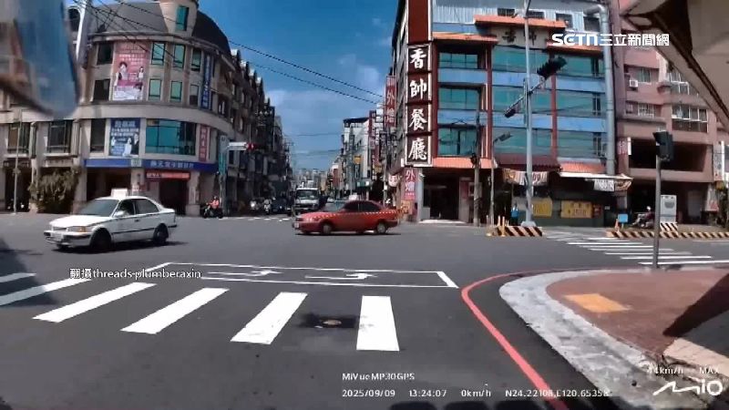 兩輛駕訓班教練車進行道路駕駛