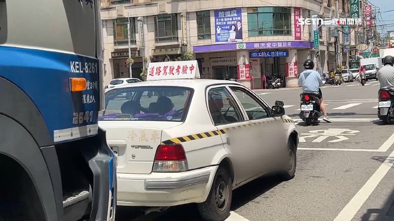 考照變碰碰車！18歲女路考失控轉彎撞車