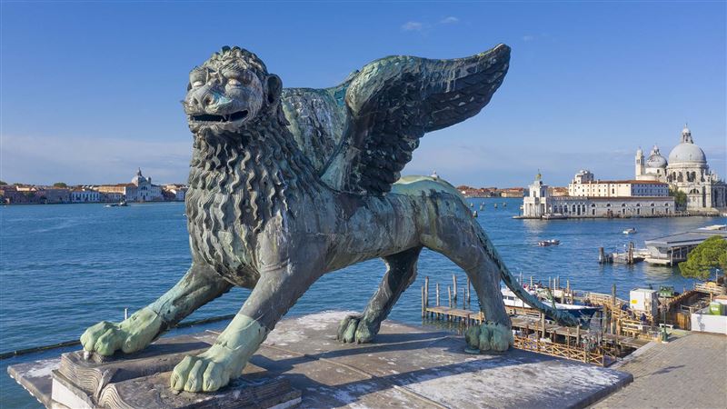 聖馬可飛獅體積龐大，超過13英尺（約4公尺），重達3噸，由於沒有關於其運輸和安裝的記錄，推測它被分成更易於管理的碎片運抵。對雕塑各部分樣本的分析發現，它至少經過五到六個階段被分割鑄造，並被拼湊在一起。修復者認為它大約有2300年的歷史。（圖／翻攝自thehistoryblog）