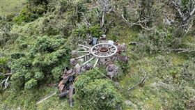 三叉山事件拉庫音溪殘骸（2）1945年載運戰俘歸國的美國軍機在中央山脈三叉山附近墜毀，機上25人全部罹難。2025年是二戰結束80週年，記者重返三叉山事件的拉庫音溪現場，看到包括機輪、引擎、蒙皮等大小零件散落滿地。中央社記者盧太城台東攝　114年9月10日