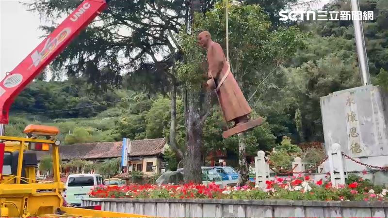 台中梨山圓環的蔣公銅像,見證中橫開通,是梨山地標之一。(圖/翻攝畫面)