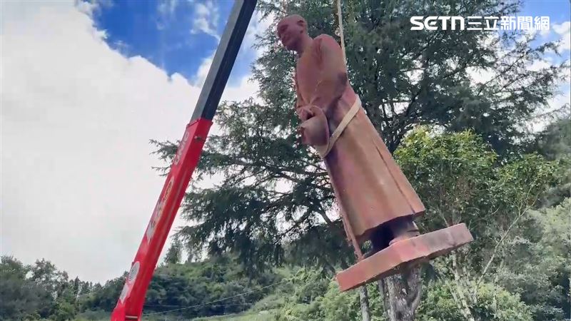 矗立於台中梨山圓環的蔣公銅像,於10日下午移除。(圖/翻攝畫面)