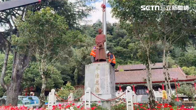矗立於台中梨山圓環的蔣公銅像,於10日下午移除。(圖/翻攝畫面)