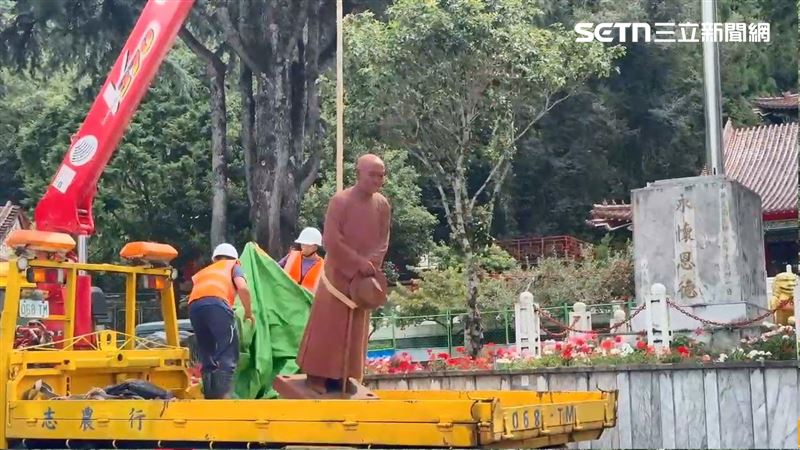 梨山圓環的蔣公銅像將移至梨山文物館安置。(圖/翻攝畫面)