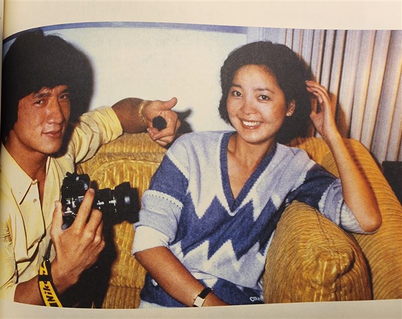 成龍出書公開認了鄧麗君曾經是女朋友,也讓她心碎。想對鄧麗君說:永遠的對不起。(圖/翻攝自《我是成龍:60年光影記錄》)