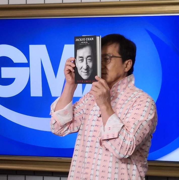 成龍出書公開認了鄧麗君曾經是女朋友,也讓她心碎。想對鄧麗君說:永遠的對不起。(圖/畫面翻攝自成龍IG)