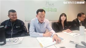 內政部次長馬士元（左）等人說明「韌性特別預算」。（圖／記者盧素梅攝影）