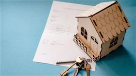 房貸壽險非為銀行核准房貸的必要條件，金管會再次提醒，銀行不得強制搭售，民眾享有選擇是否投保及選擇保險公司的權利。（示意圖／PIXABAY） 