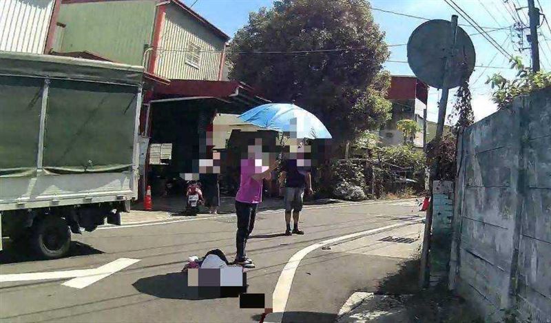 80歲阿嬤與小貨車發生對撞，導致頭部重創、四肢骨折死亡。（圖／翻攝畫面）