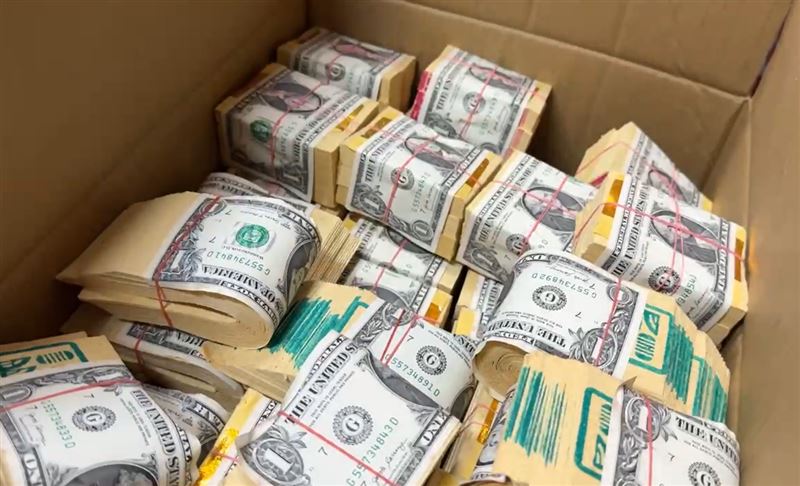 鹿港永安宮舉辦中元普渡，準備1元美鈔綁在紙錢上，讓民眾當母錢。(圖／翻攝畫面)