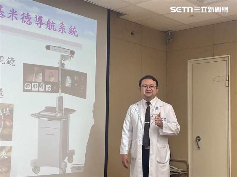 三總胸腔外科醫師蔡遠明分享新技術。(圖/記者蔣季容攝影)
