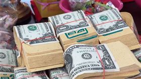 鹿港永安宮普度，撒1元美鈔，民眾開搶當母錢(圖／翻攝畫面)