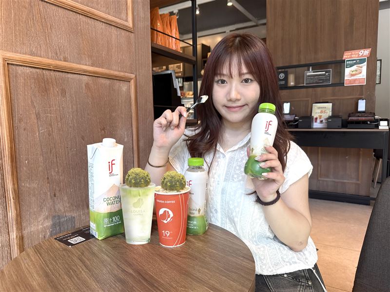 路易莎漂浮抹茶生椰。(圖/品牌業者提供)
