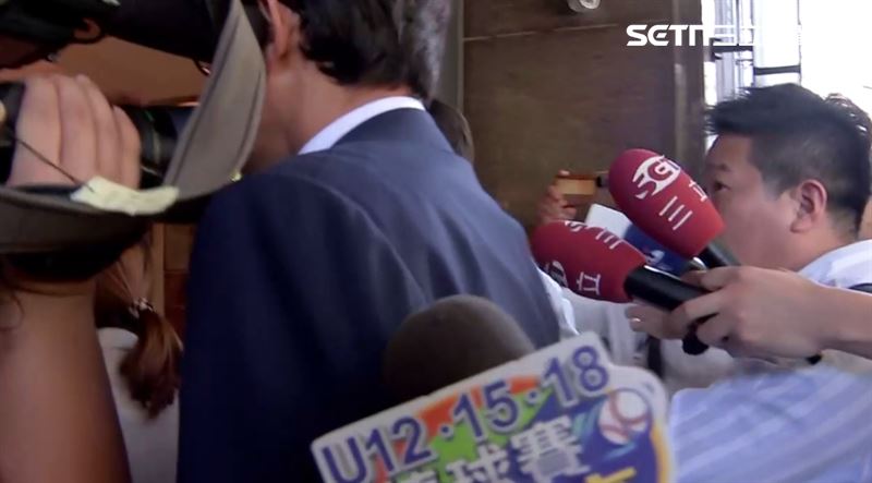面對大批媒體，黃國昌出手提醒，要攝影小心。（圖／翻攝畫面）