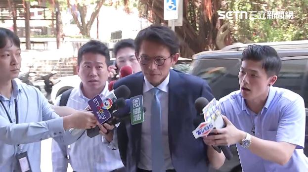 黃國昌喊被攝影機打到　遭回：誰敢打你