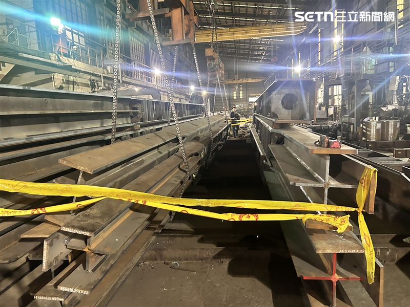 高雄33歲女員工慘遭鋼筋砸破頭，當場失去呼吸心跳，送醫搶命仍不治。（圖／翻攝畫面）