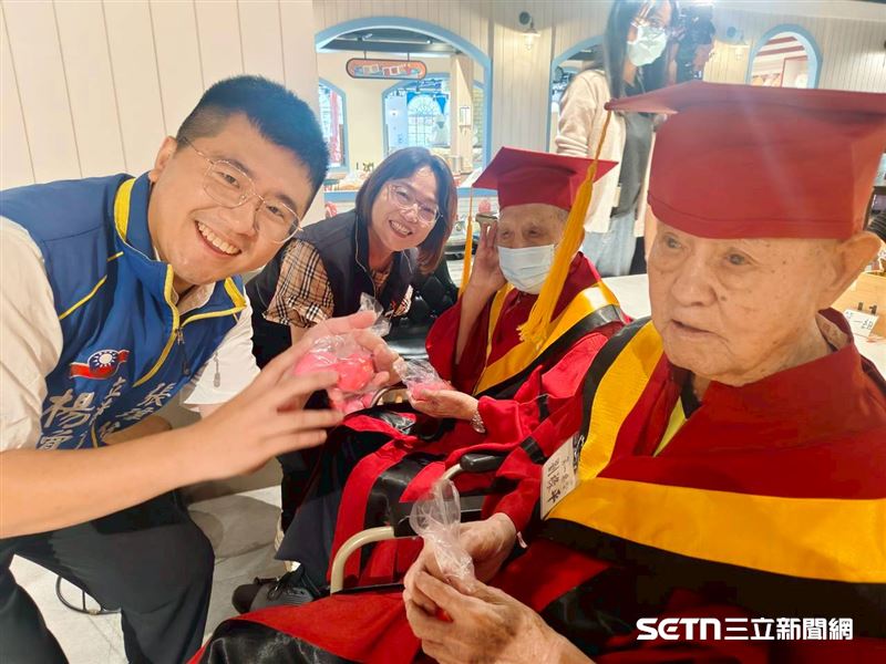 高齡101歲劉爺爺和100歲卞爺爺,志工們特別送上紅蛋給長輩,象徵長壽與健康。(圖/華山基金會潭子站授權提供)