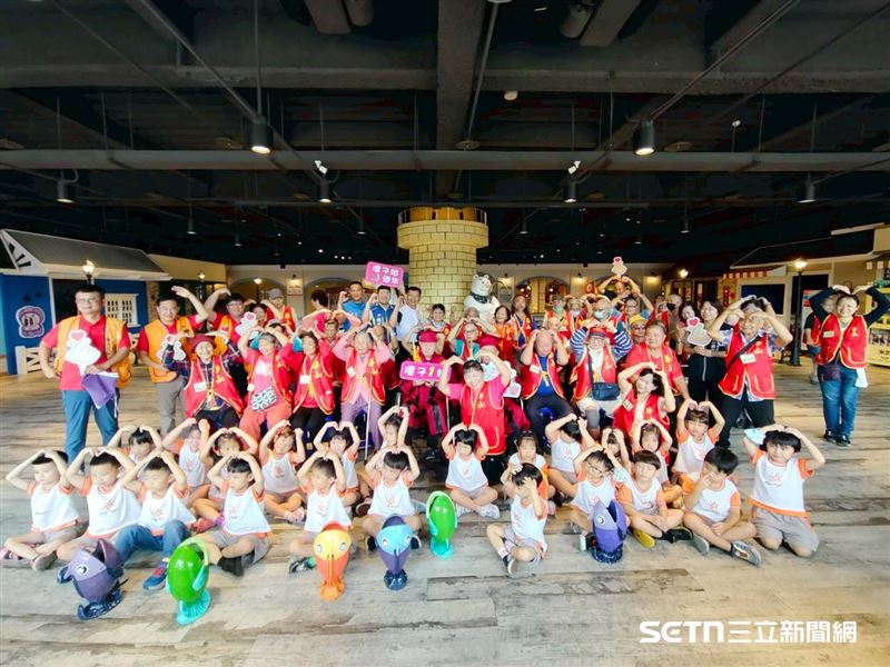 可愛的幼兒園小朋友透過充滿活力的舞蹈開場,逗得現場阿公、阿嬤笑呵呵,整個氣氛瞬間充滿元氣。(圖/華山基金會潭子站授權提供)