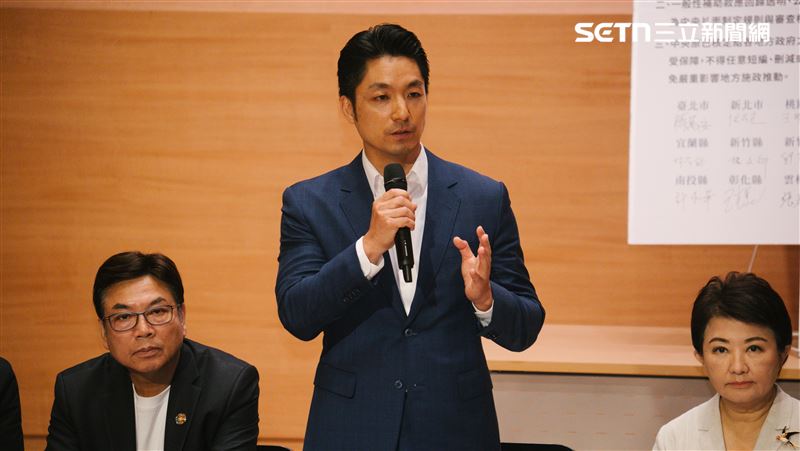 台北市長蔣萬安（中）支持行政院「還稅於民」，北市超徵稅收卻拒絕「還財於民」。（圖／記者楊士誼攝影）