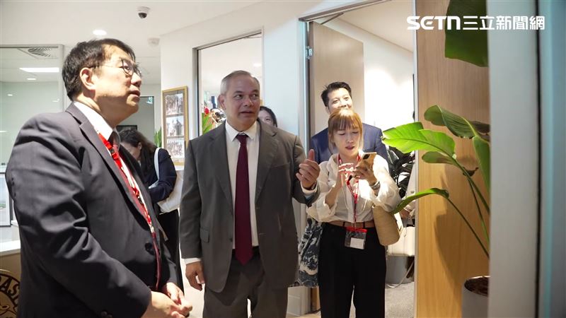 黃偉哲最近首度出訪澳洲「昆士蘭州」的黃金海岸市，拜會姐妹市「泰特市長」