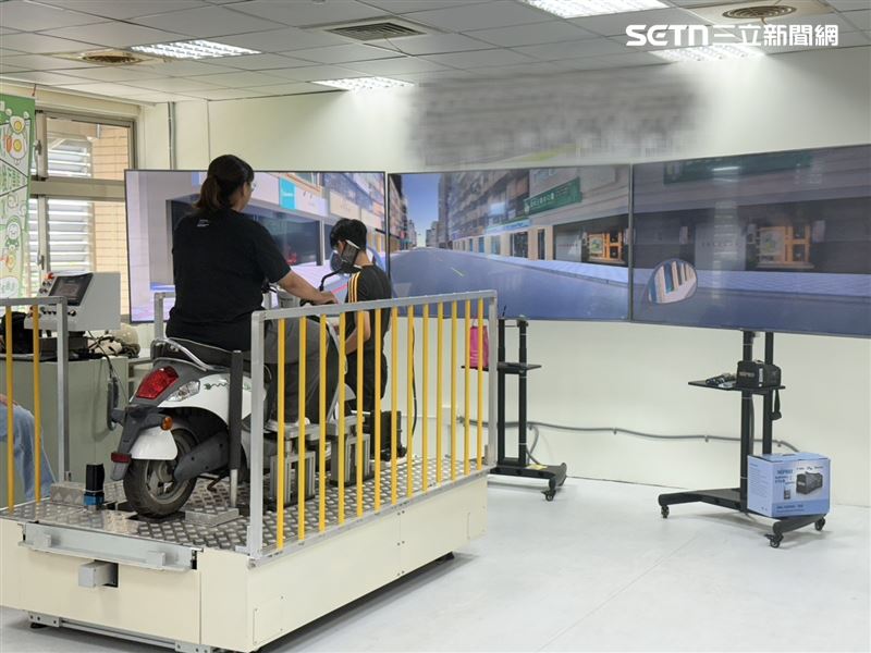 台灣已有學界研發「多軸式機車駕駛模擬器平台」，並進入實測階段，未來有機會納入考照或換照政策。（圖經後製處理／記者李育道攝影）