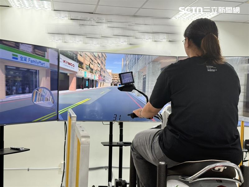 若遇上危險或轉彎情境，機車甚至會自動傾斜，讓學員體驗更貼近真實的壓力與挑戰。（圖經後製處理／記者李育道攝影）