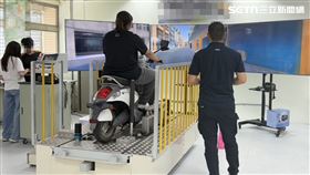 「多軸式機車駕駛模擬器平台」。（圖／記者李育道攝影）