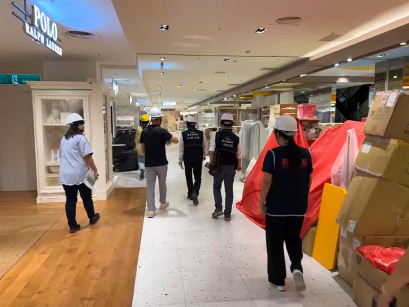 新光三越9月27日重新復業，廠商進貨進度已達9成，美食街桌椅也已經陳列就定位。(圖／翻攝畫面)