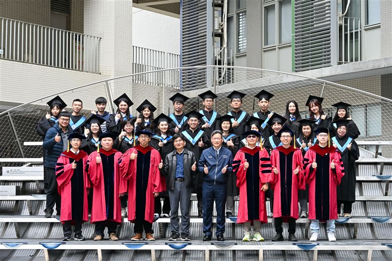 「電子與光子學士後學位學程」第一屆畢業生。（圖／陽明交大提供）