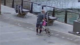 胡男從警局做完筆錄出來就在路上偷貓。（圖／翻攝畫面）