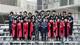 「電子與光子學士後學位學程」第一屆畢業生。（圖／陽明交大提供）