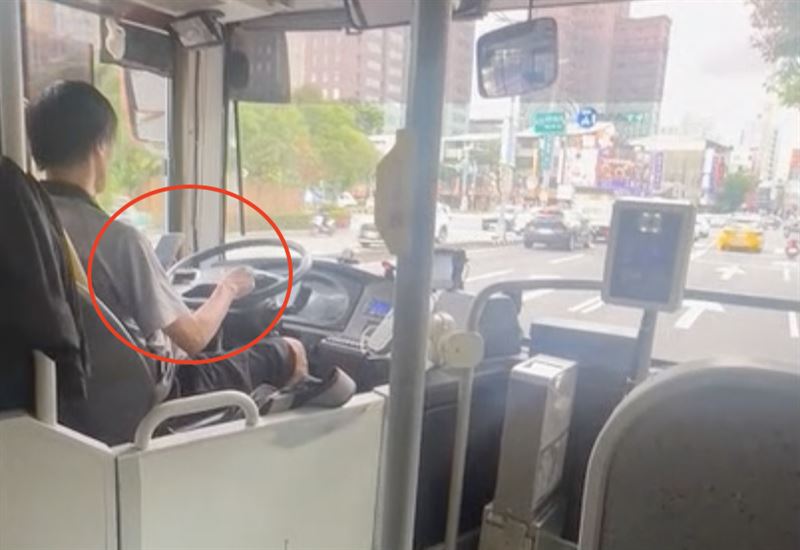 台中公車司機一邊開車一邊回訊息，只有在打字空檔時會抬頭看一下前車狀況。（圖／民眾提供）