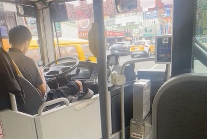台中公車司機直接將手機放在方向盤上，一邊開車一邊回訊息。（圖／民眾提供）