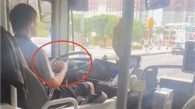 台中公車司機「邊開車邊打字」辯解：母住院急回訊　客運公司回應了