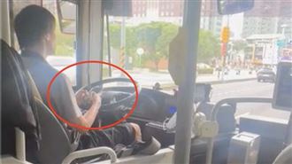 公車司機「開車邊滑手機」辯：母病急回訊