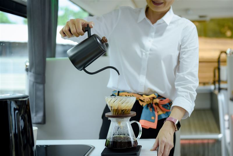 車上有手沖咖啡服務，定點時由管家現磨現沖。（圖／百駿通運提供）