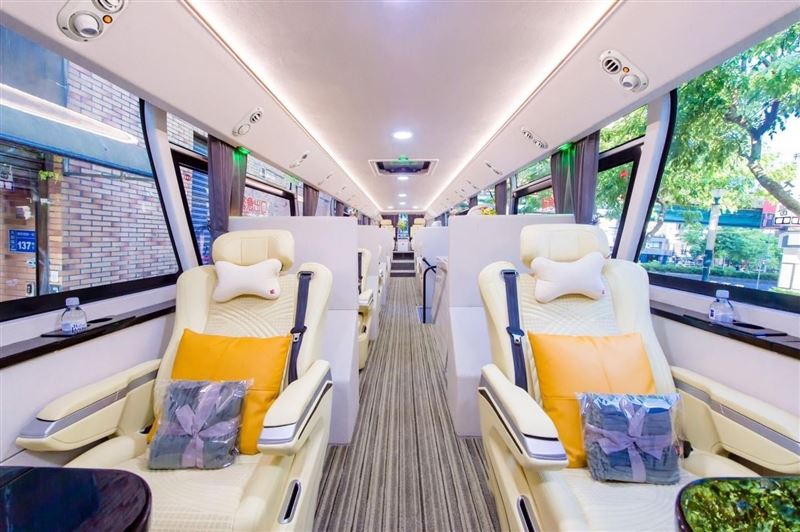 車上有8個座位+2個隨扈座位。（圖／百駿通運提供）