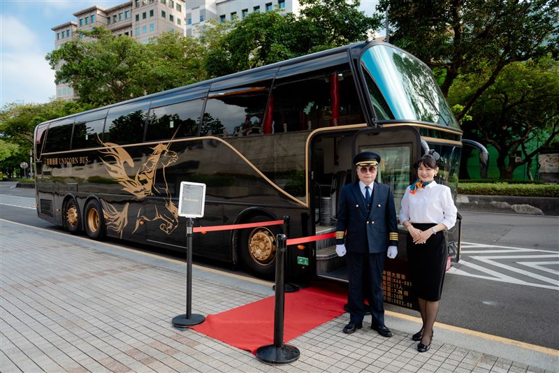 全台最豪華8人座遊覽車，車上配有一名司機及一名管家。（圖／百駿通運提供）