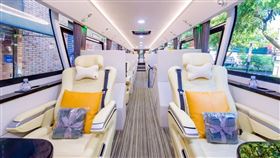 全台最豪華「8人座遊覽車」。（圖／百駿通運提供）