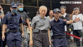 ▲柯文哲交保後首次出庭，心情看來不錯，離開時還和聲援的小草擊掌。（圖／記者楊佩琪攝）