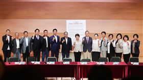 藍白縣市首長發表捍衛地方補助聯合聲明針對財劃法及統籌分配稅款議題，國民黨、民眾黨等15縣市正副首長10日在台北舉行記者會，基隆市長謝國樑（左起）、宜蘭縣代理縣長林茂盛、新竹縣長楊文科、新竹市代理市長邱臣遠、苗栗縣長鍾東錦、台北市長蔣萬安、新北市長侯友宜、台中市長盧秀燕、桃園市副市長王明鉅、花蓮縣長徐榛蔚、南投縣長許淑華、彰化縣長王惠美、雲林縣長張麗善、嘉義市長黃敏惠、台東縣長饒慶鈴出席，共同在「15縣市