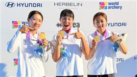 台灣反曲女團邱意晴、許芯慈以及李采璇在射箭世錦賽女團擊敗日本隊，替台灣帶回睽違6年金牌。（圖／射箭協會提供）