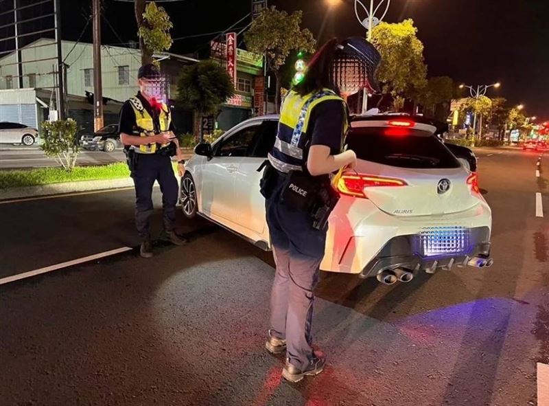 社工助警專生父葬禮全額費用，４年後吃宵夜被盯上，竟是受助少年成交警當街認恩人。（圖／資料照）